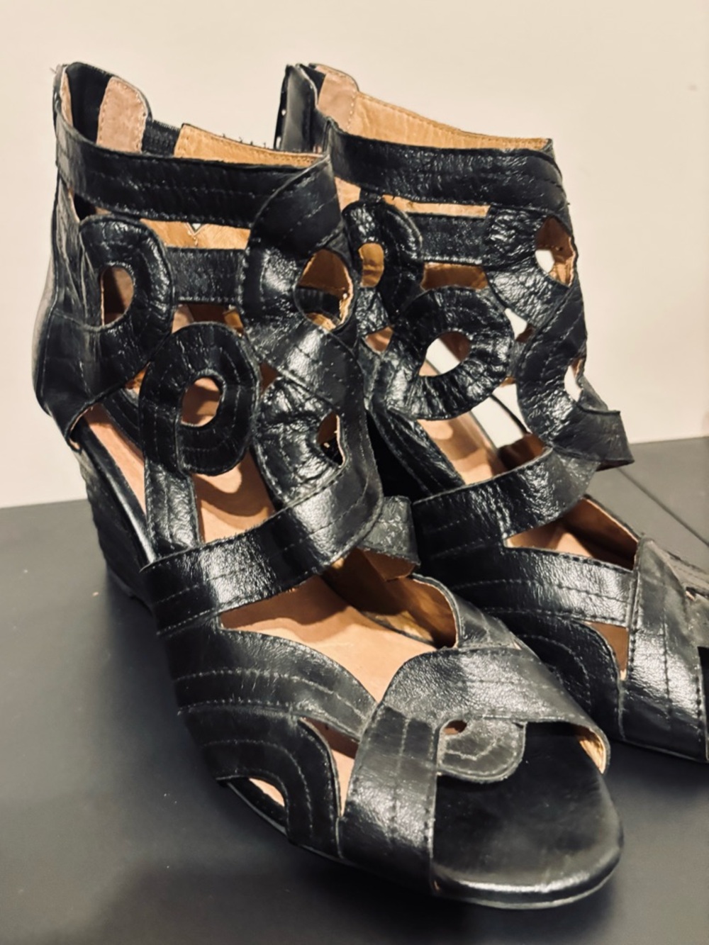 Miz Mooz Black Leather Tamara 3.5" Wedge Heel Sandal Back Zip Size 9.5 - Picture 2 of 8